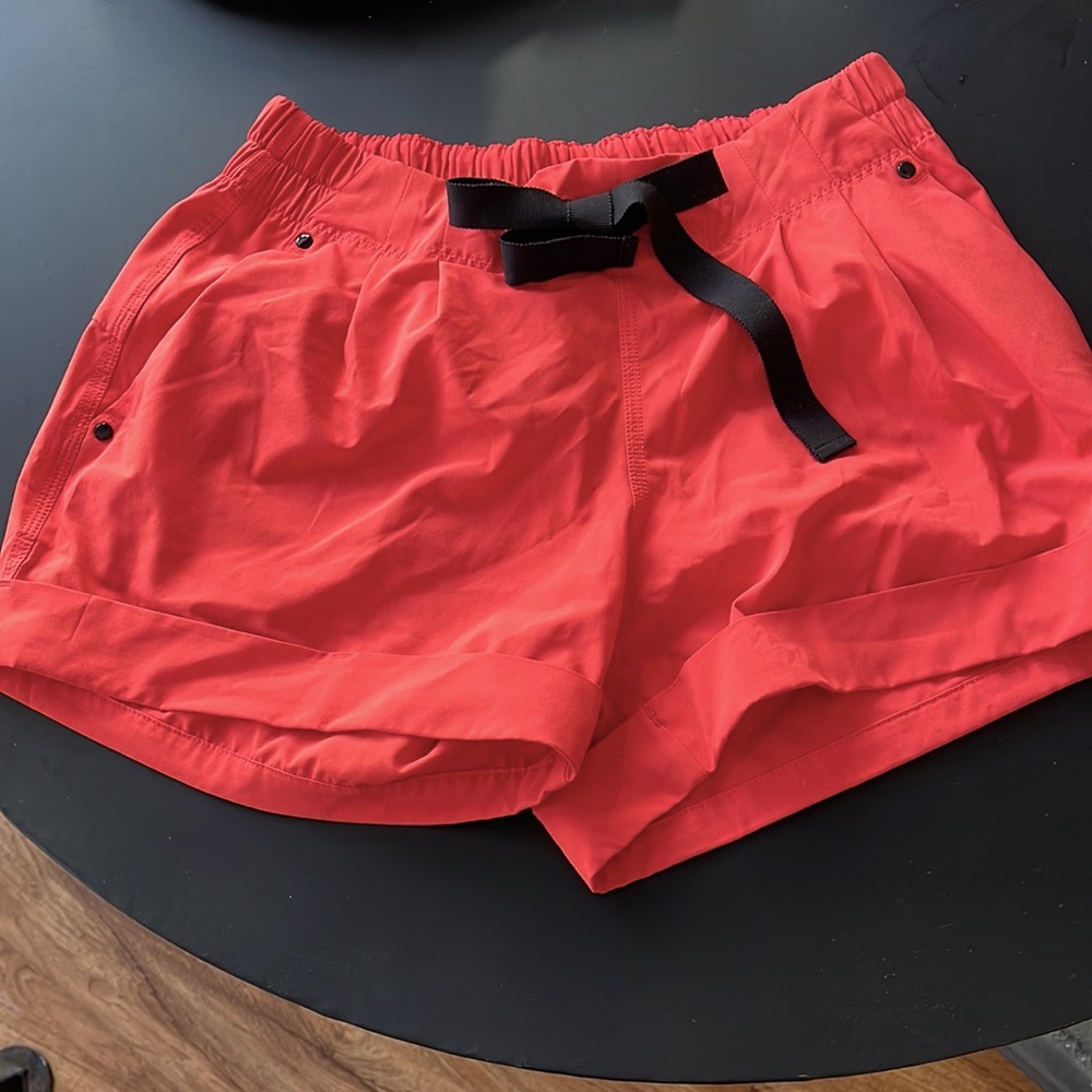 Lululemon Spring Breakaway shorts - size 6 - coral